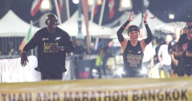 พระราชินี ทรงวิ่ง ฮาล์ฟมาราธอน ร่วมกับ เอเลียด คิปโชเก้ ทรงใช้เวลา ๒.๑๓ ชม. เข้าเส้นชัย