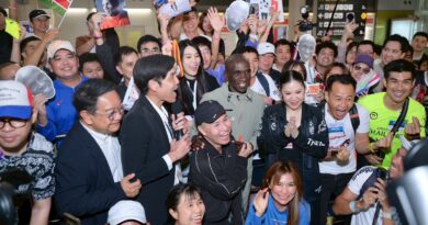 ททท. ร่วมต้อนรับ “คิปโชเก” ตำนานมาราธอนโลก ถึงไทยร่วมวิ่ง ‘Amazing Thailand Marathon 2025’ นักวิ่งสมัครกว่า 48,000 คน คาดเงินสะพัด กว่า 1,400 ล้านบาท