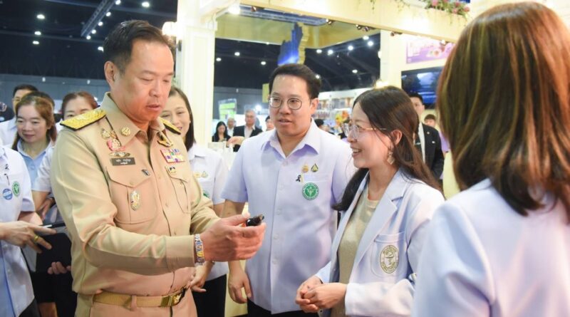 อย. EXPO 2026 คึกคัก ! “อภัยภูเบศร” ปลื้ม นายกฯ การันตีวางยาแก้ไอมะขามป้อมข้างเตียง ทูตนานาชาติจับตา ‘มัสคูลสเปรย์’ กระดูกไก่ดำ – นวัตกรรมสมุนไพรไทยสู่เวทีโลก