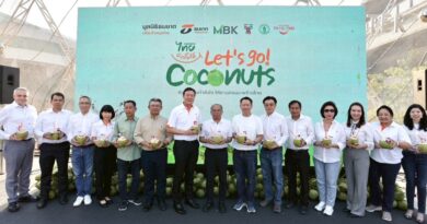 นำร่องช่วยชาวสวน !! มูลนิธิธนชาตฯ ร่วมกับ MBK – พันธมิตร แจกฟรี “มะพร้าวน้ำหอม” กว่าหมื่นลูกใจกลางกรุง