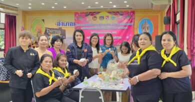 พังงา- อ.กะปง “เสริมสร้างภาวะผู้นำและทักษะอาชีพสตรีรวมใจสืบสานงานหัตถศิลป์ไทย เทิดไท้องค์สมเด็จพระพันปีหลวง” ประดิษฐ์ดอกไม้จันทน์ถวายความอาลัย