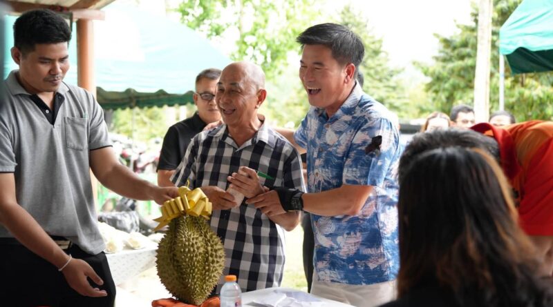 ผู้ว่า ฯ พังงา ร่วมประมูลทุเรียนการกุศล สมทบทุนปรับปรุงห้องพิเศษ รพ.ตะกั่วป่า ยอดรวมกว่า 552,200 บาท