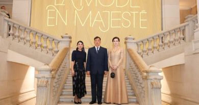 ในหลวง พระราชินี เสด็จฯ ทอดพระเนตร นิทรรศการราชพัสตราสู่สากล “ลา มอด ออง มาเฌสเต”