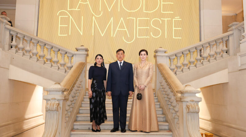 ในหลวง พระราชินี เสด็จฯ ทอดพระเนตร นิทรรศการราชพัสตราสู่สากล “ลา มอด ออง มาเฌสเต”