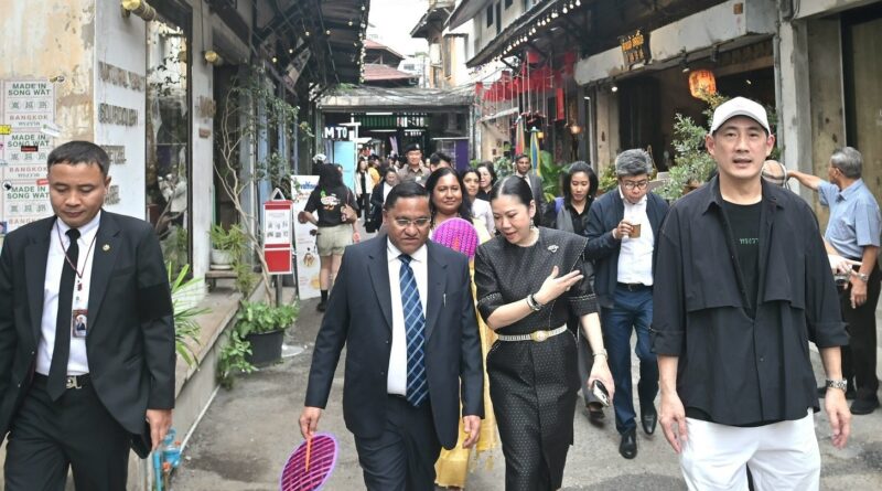 ผู้ว่าการ ททท. นำ Hon. Vijitha Herath รัฐมนตรีว่าการกระทรวงการต่างประเทศ การจ้างงานในต่างประเทศ และการท่องเที่ยวศรีลังกา และ เอกอัครราชทูต Wijayanthi Edirisinghe เยือนย่าน “ทรงวาด”