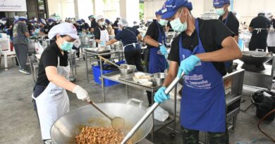 สภากาชาดไทย ปรุงอาหาร 11,000 ชุด เร่งส่งต่อผู้ประสบอุทกภัยใน กทม. ปทุมธานี และสมุทรปราการ