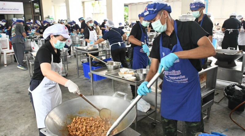 สภากาชาดไทย ปรุงอาหาร 11,000 ชุด เร่งส่งต่อผู้ประสบอุทกภัยใน กทม. ปทุมธานี และสมุทรปราการ